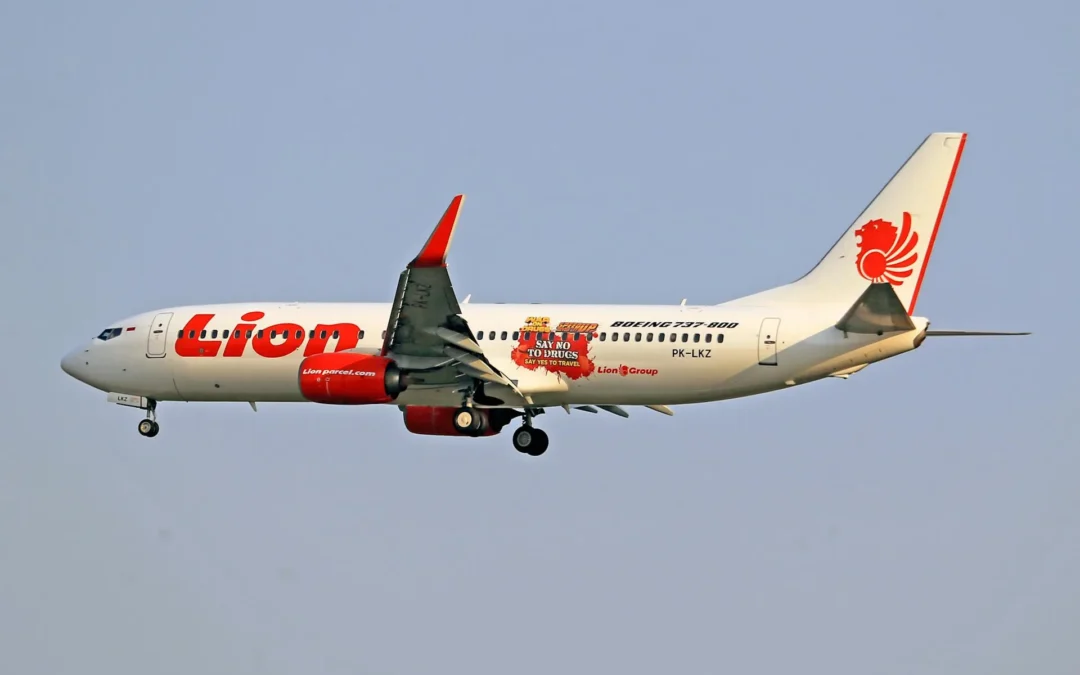 A Boeing 737-800 in flight against a clear sky.